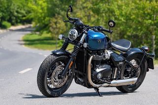 Triumph Bonneville Bobber je klasická a trochu syrová motorka, tak jak jen to je dnes možné - Garáž.cz
